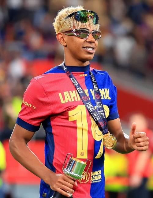 解锁新的冠军版图 樊振东率队登顶德国杯 连胜4盘当选MVP