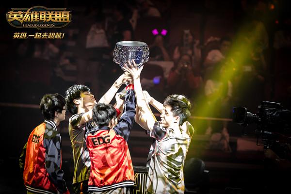 GALA Kaisa + rookie Ahri 恢复状态并共同取得 21 次击杀 Invictus Gaming 击溃了 Top Esports 并拿回一分